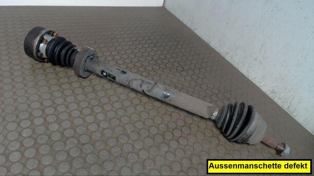 Foto: ANTRIEBSWELLE VORN RECHTS eines VW Passat Variant 1.8 CL