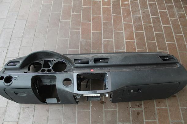 Foto: ARMATURENTAFEL / ARMATURENBRETT eines VW Passat Variant 2.0 TDI CL