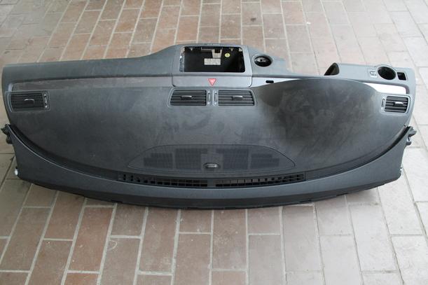 Foto: ARMATURENTAFEL / ARMATURENBRETT eines VW Passat Variant 2.0 TDI CL