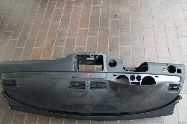 Foto: ARMATURENTAFEL / ARMATURENBRETT eines VW Passat Variant 2.0 TDI CL