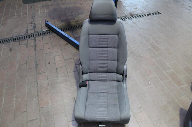 Foto: SITZ 2. REIHE LINKS eines VW Touran 2.0 TDI CL