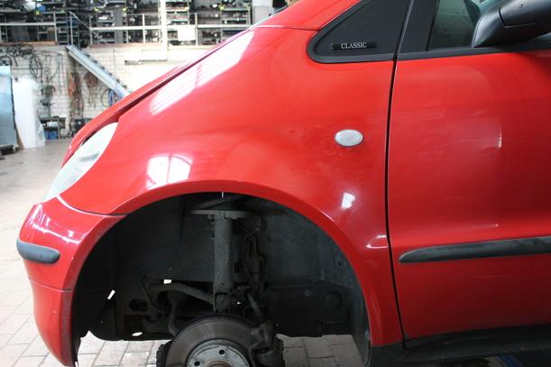 Foto: KOTFLÜGEL LINKS eines Mercedes-Benz A 160 CL