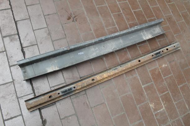 Foto: STOßSTANGE / STOSSFÄNGER MITTE HINTEN eines Ford Transit 300 K TDCi