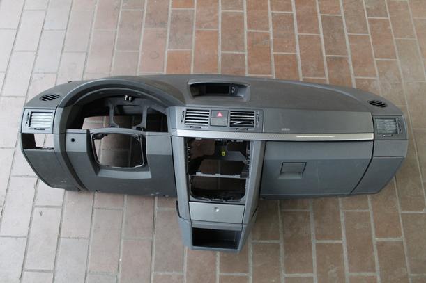 Foto: ARMATURENBRETT eines Opel Meriva 1.4