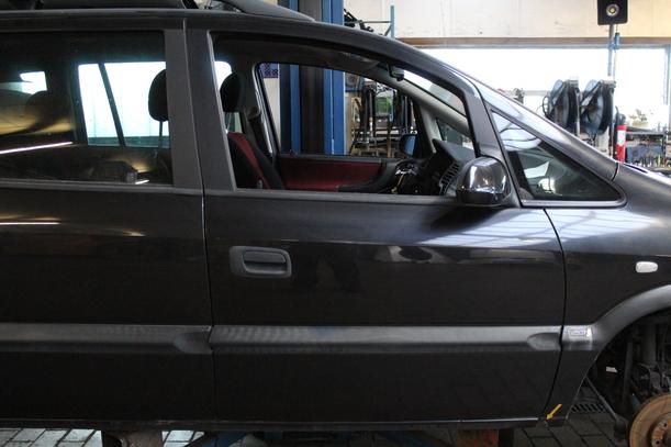 Foto: TÜR VORN RECHTS eines Opel Zafira 2.0 DTI