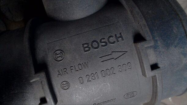 Foto: LUFTMASSENMESSER BOSCH eines Alfa Romeo 147 1.6 Twin Spark GL