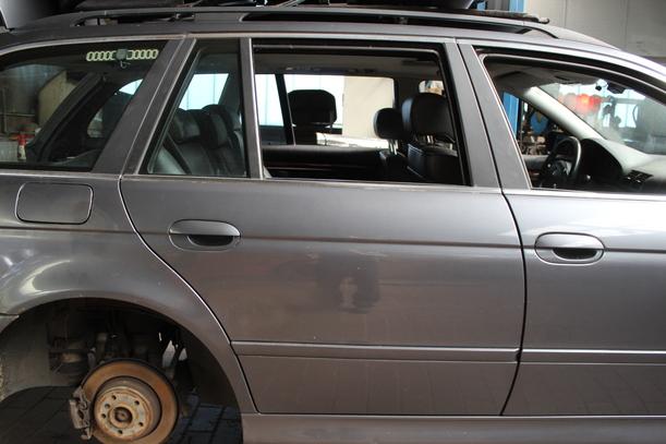 Foto: TÜR HINTEN RECHTS eines BMW 525i touring GL