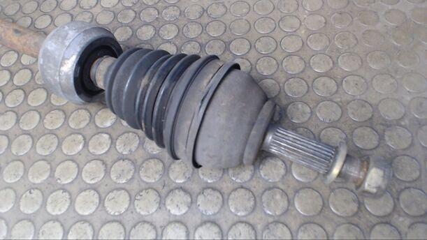 Foto: ANTRIEBSWELLE RECHTS eines Renault R 19 1.8 GL