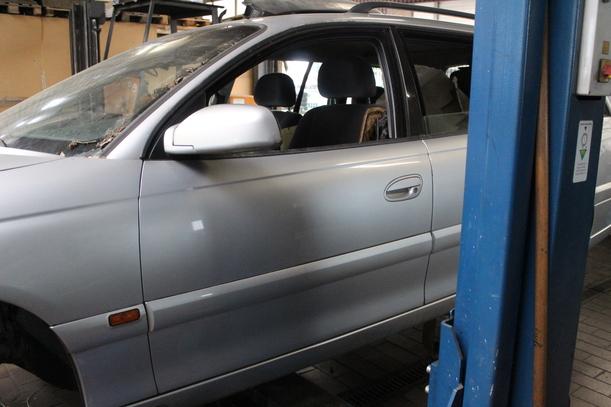 Foto: TÜR VORN LINKS eines Opel Omega Caravan 2.5 TD GL