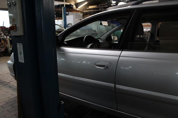 Foto: TÜR VORN LINKS eines Opel Omega Caravan 2.5 TD GL