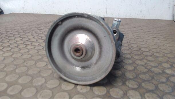 Foto: PUMPE SERVOLENKUNG eines Renault R 19 1.8 GL