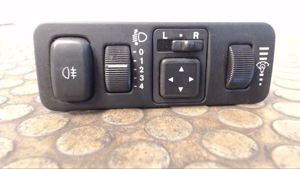 Foto: SCHALTEREINHEIT LICHT/ SPIEGELVERSTELLUNG eines Mitsubishi Carisma 1900 TD GL