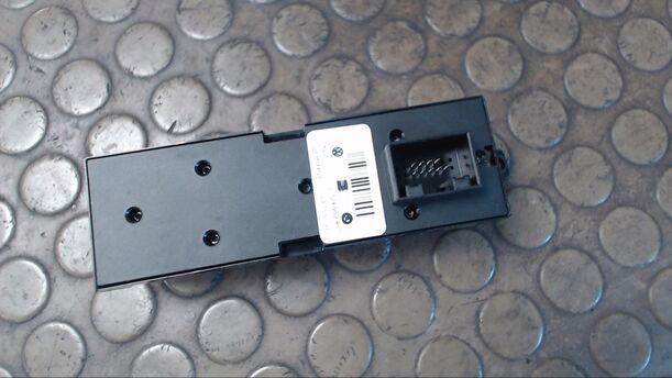 Foto: FENSTERHEBERSCHALTER eines VW Passat Variant 1.6 GL