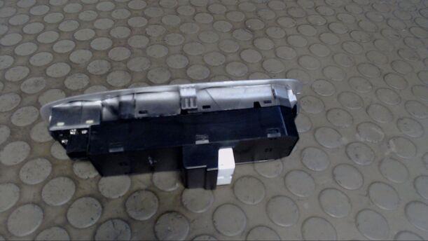 Foto: FENSTERHEBERSCHALTER eines Hyundai Accent 1.3i SLX