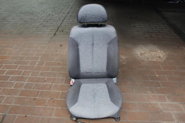 Foto: SITZ VORN LINKS / FAHRERSITZ ( 5 TÜRER ) eines Hyundai Accent 1.3i Cup