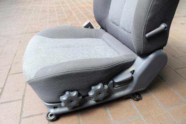 Foto: SITZ VORN LINKS / FAHRERSITZ ( 5 TÜRER ) eines Hyundai Accent 1.3i Cup