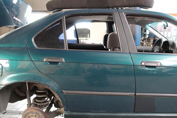 Foto: TÜR HINTEN RECHTS eines BMW 316i SLX