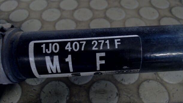 Foto: ANTRIEBSWELLE VORNE LINKS eines VW Golf 1.4 Cup