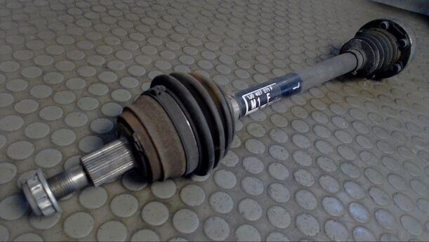 Foto: ANTRIEBSWELLE VORNE LINKS eines VW Golf 1.4 Cup