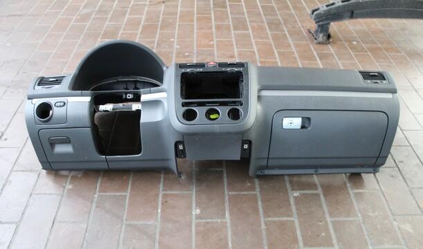 Foto: ARMATURENBRETT eines VW Golf 1.9 TDI