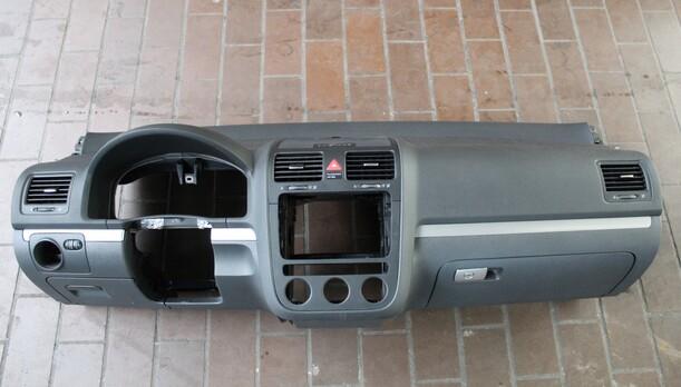 Foto: ARMATURENBRETT eines VW Golf 1.9 TDI
