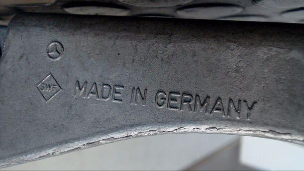 Foto: SCHEIBENWISCHERGESTÄNGE VORN eines Mercedes-Benz C 200 T Kompressor