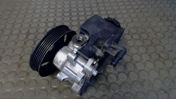 Foto: SERVOPUMPE / PUMPE SERVOLENKUNG eines Mercedes-Benz C 200 T Kompressor