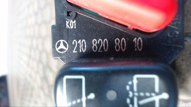 Foto: WARNBLINKSCHALTER eines Mercedes-Benz E 240 T