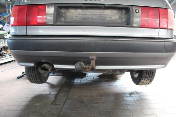 Foto: STOSSFÄNGER / STOSSSTANGE HINTEN eines AUDI 80 AVANT 1,6 groove up!