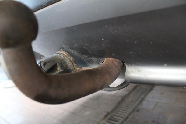 Foto: STOSSFÄNGER / STOSSSTANGE HINTEN eines AUDI 80 AVANT 1,6 groove up!