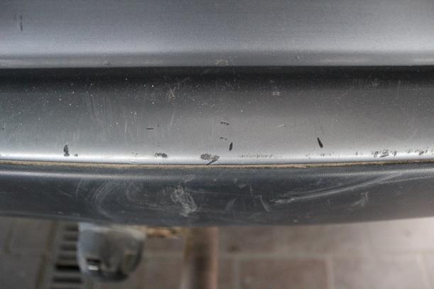 Foto: STOSSFÄNGER / STOSSSTANGE HINTEN eines AUDI 80 AVANT 1,6 groove up!