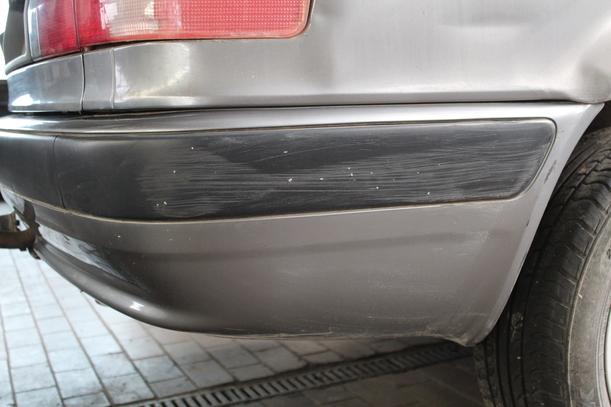 Foto: STOSSFÄNGER / STOSSSTANGE HINTEN eines AUDI 80 AVANT 1,6 groove up!