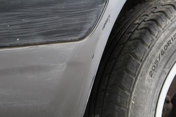 Foto: STOSSFÄNGER / STOSSSTANGE HINTEN eines AUDI 80 AVANT 1,6 groove up!