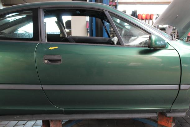 Foto: TÜR RECHTS eines Opel Calibra groove up!