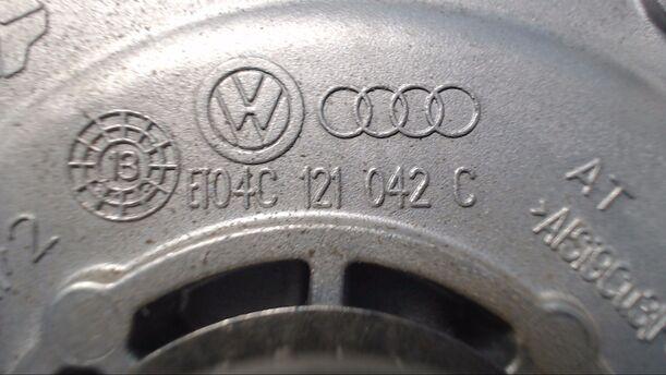 Foto: WASSERPUMPE/ KÜHLMITTELREGLER eines VW up! BlueMotion Technology groove up!