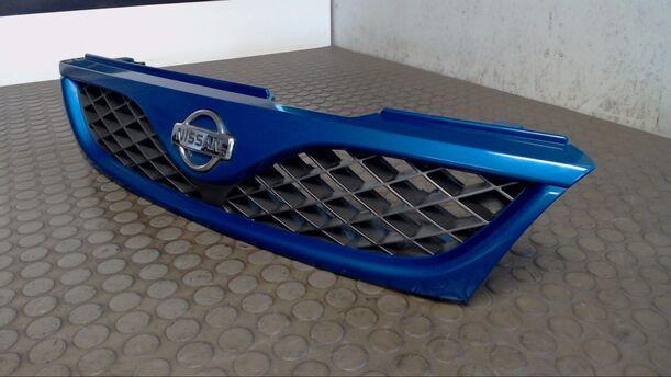 Foto: KÜHLERGRILL eines Nissan Almera 1.4 GLSi