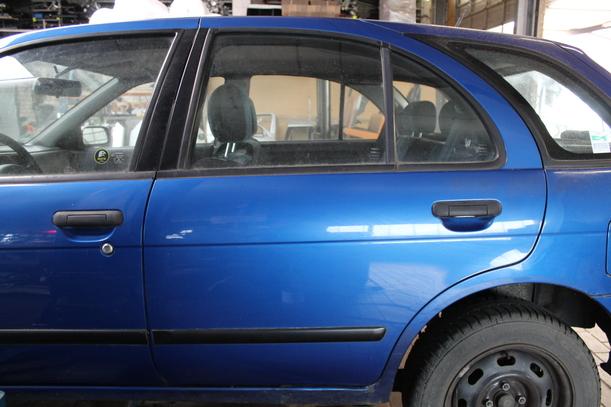 Foto: TÜR HINTEN LINKS eines Nissan Almera 1.4 GLXi