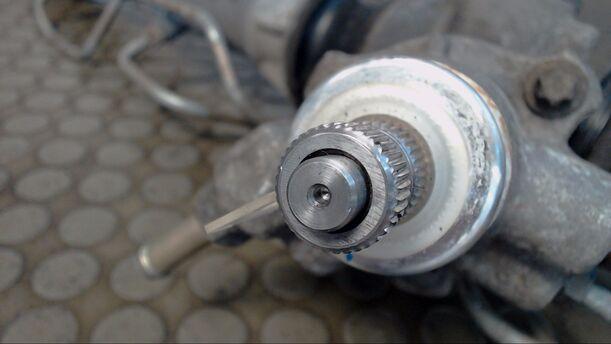 Foto: SERVOLENKUNG eines Nissan Almera 1.4 GLXi