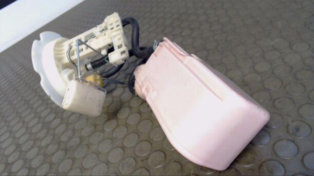 Foto: KRAFTSTOFFPUMPE eines Nissan Almera 1.4 GLSi