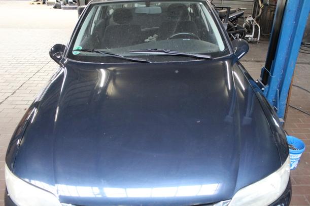 Foto: MOTORHAUBE eines Opel Vectra 1.8 Caravan groove up!