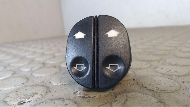 Foto: SCHALTER FENSTERHEBER eines Ford Fiesta 1.4