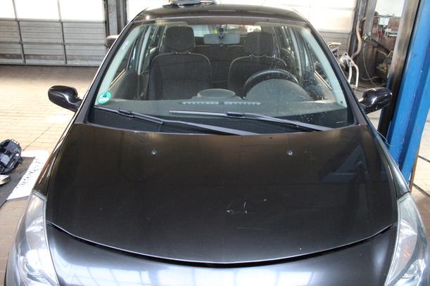 Foto: MOTORHAUBE eines Renault Clio 1.5 dCi