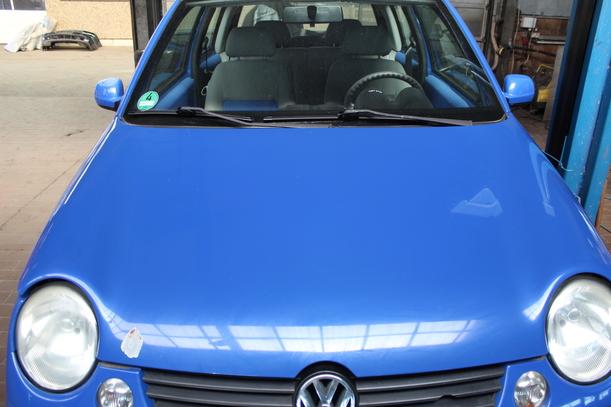 Foto: MOTORHAUBE eines VW Lupo 1.4