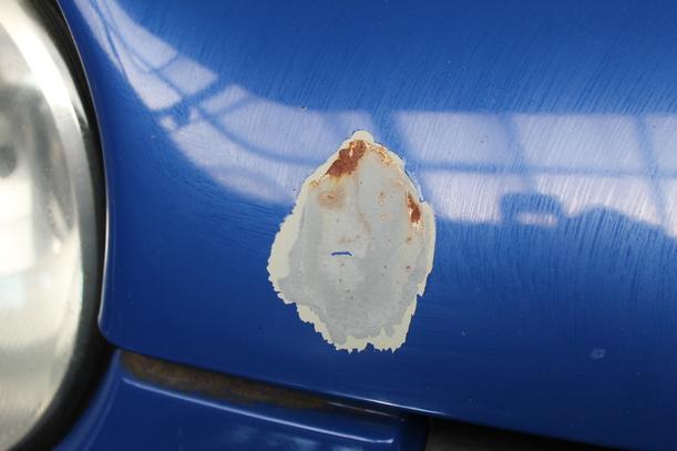 Foto: MOTORHAUBE eines VW Lupo 1.4