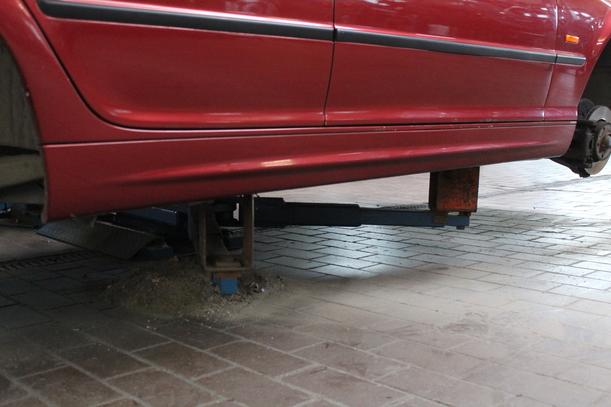 Foto: SCHWELLERBLENDE / SEITENSCHWELLER ABDECKUNG RECHTS eines BMW 318i