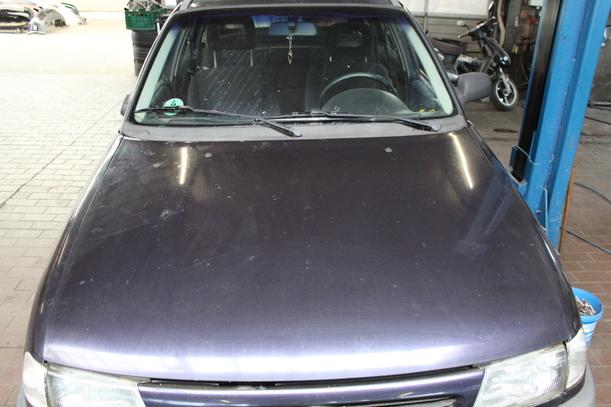 Foto: MOTORHAUBE eines Opel Astra Caravan