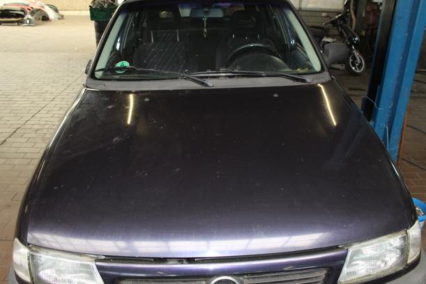 Foto: MOTORHAUBE eines Opel Astra Caravan