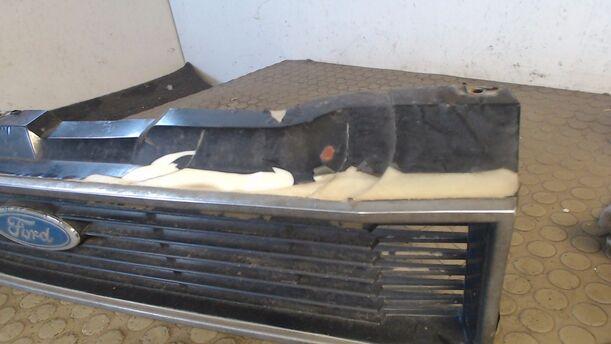 Foto: KÜHLERGRILL eines FORD TAUNUS 2,0