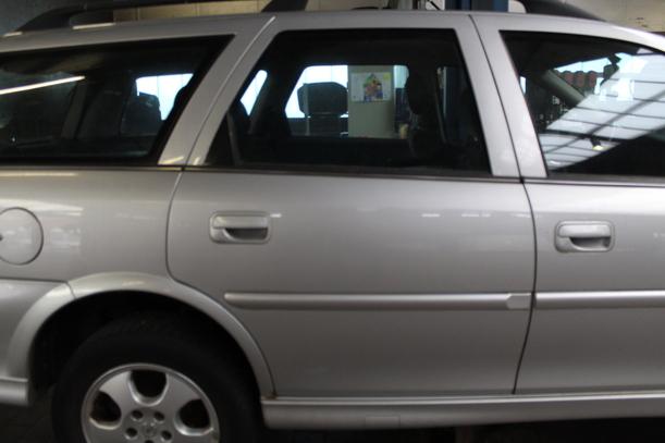 Foto: TÜR HINTEN RECHTS eines Opel Vectra 1.6 Caravan SE