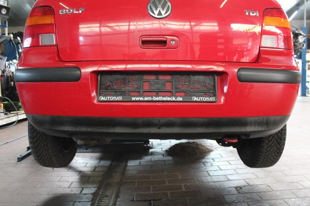Foto: STOSSFÄNGER/ STOßSTANGE HINTEN eines VW Golf 1.9 TDI LX